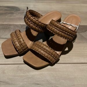 Universal Thread Heels NWT